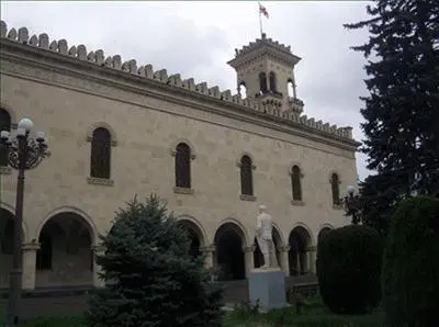 Мемориал Сталина в Гори Лев Лурье на подножке вагона Сталина в Гори Мать - фото 36