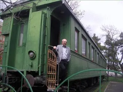 Лев Лурье на подножке вагона Сталина в Гори Мать Сталина Лаврентий Берия - фото 37