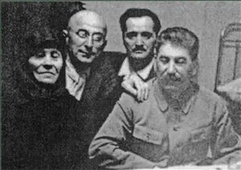 Мать Сталина Лаврентий Берия Нестор Лакоба и Иосиф Сталин в тбилисской - фото 38