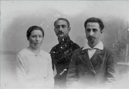 Папулия Орджоникидзе в центре с братом Серго и его женой Зинаидой 1917 - фото 39