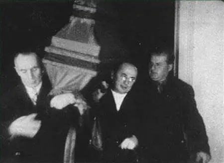 Лаврентий Берия помогает нести гроб Нестора Лакобы Нестор Лакоба в гробу - фото 44