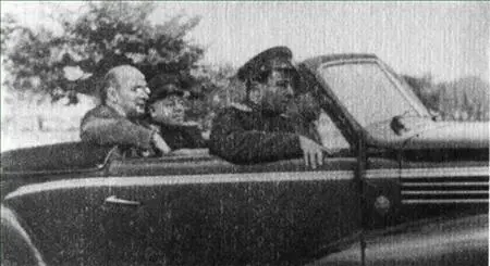 Лаврентий Берия в машине с начальником охраны Саркисовым Съемочная группа в - фото 87