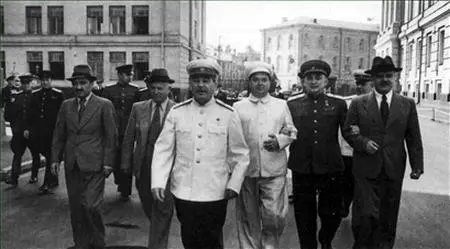 Слева направо Анастас Микоян Никита Хрущев Иосиф Сталин Георгий Маленков - фото 94