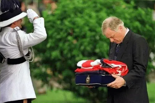 Последний британский губернатор Гонконга Крис Паттен снимает английский флаг - фото 59