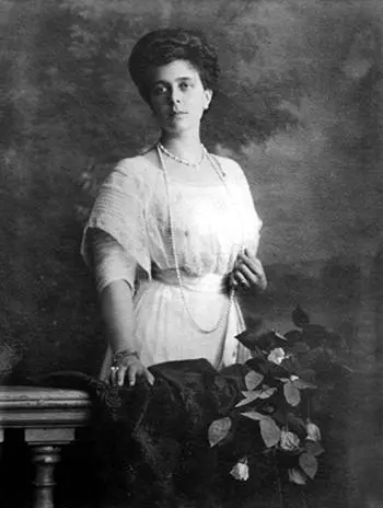 Елена Владимировна принцесса Греческая Правильный овал лица густые темные - фото 13