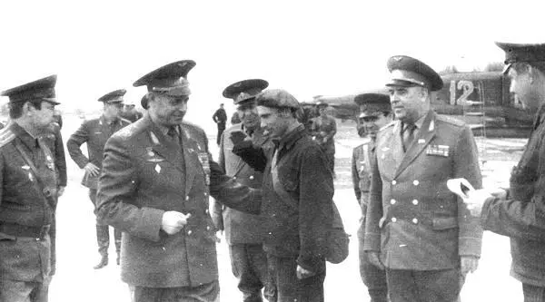 Главком ВВС Главный маршал авиации П С Кутахов инспектирует 88й апиб в ходе - фото 170