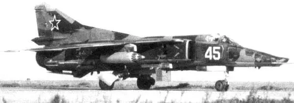 МиГ27К из 559го апиб с парой блоков Б8М1 аэродром Финстервальде 1992 г - фото 172