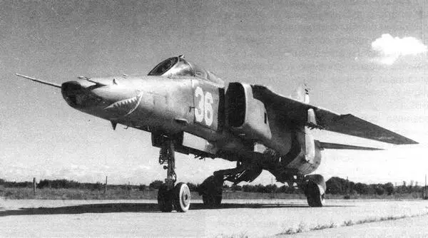 Зубастый МиГ27Д на липецкой базе резерва авиатехники Колёса шасси выкрашены - фото 191