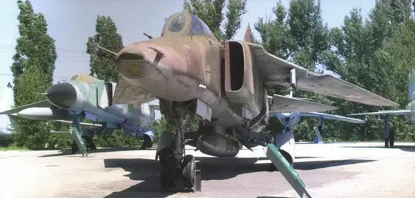 1 Правая основная опора шасси 2 Носовая опора шасси - фото 200