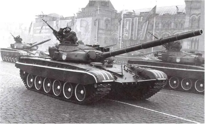 Танки Т72Б1 проходят по Красной площади Москва 7 ноября 1986 года Вид - фото 84