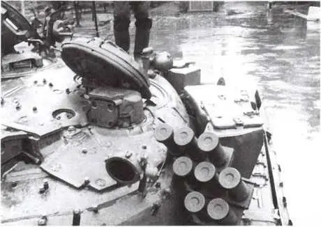 На танке Т72Б блок дымовых гранатометов был размещен на левом борту башни а - фото 86