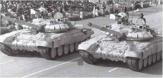 Танки Т90C на параде в Дели БОЕВЫЕ И ИНЖЕНЕРНЫЕ МАШИНЫ НА БАЗЕ ТАНКА Т72 - фото 116