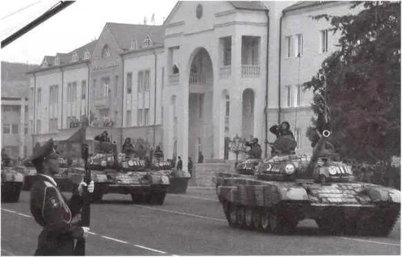 Танки Т72Б на параде в Степанокерте Нагорный Карабах 2006 год Тяжелая - фото 196