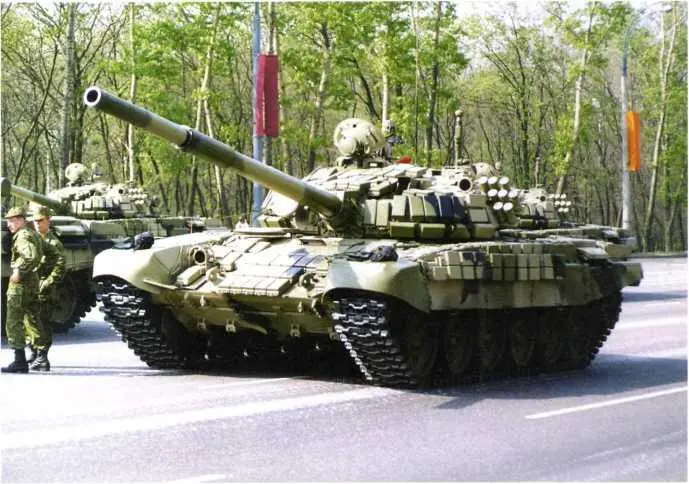 Танки Т72С на Кутузовском проспекте перед началом парада Москва 9 мая 1995 - фото 208