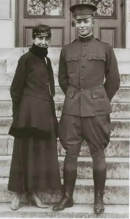 Лейтенант первого класса Эйзенхауэр с женой Мейми 1916 г Генерал Макартур - фото 14
