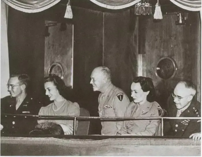 Дуайт и Кей в лондонском театре 15 мая 1945 г На трибуне Мавзолея во - фото 25