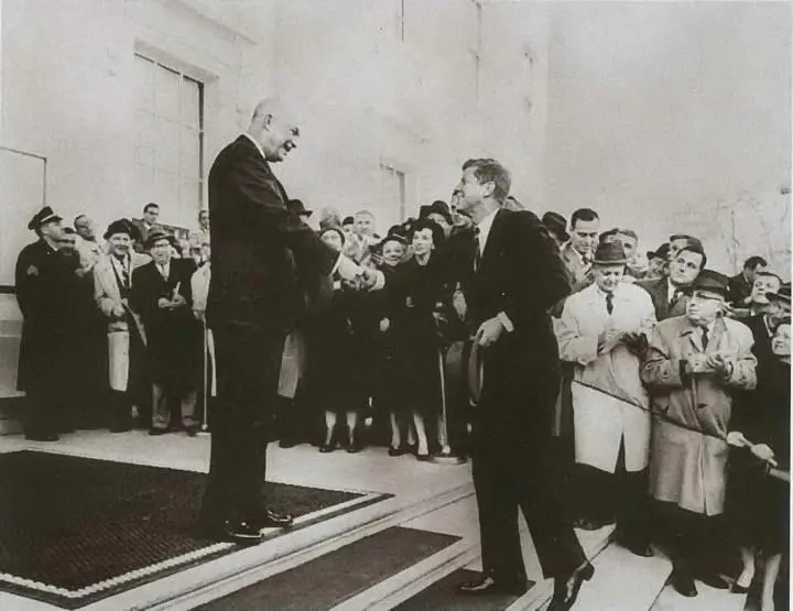 С избранным президентом Джоном Кеннеди 6 декабря 1960 г Поместье - фото 53