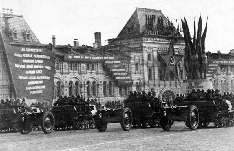 Комсомольцы 1й серии с полковыми пушкачи образца 1927 года проходят по - фото 4