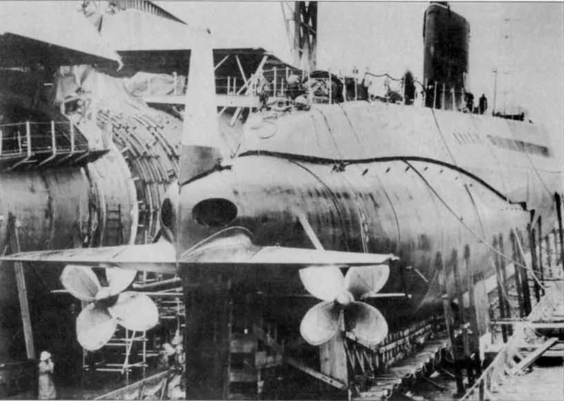 Подводная лодка Halibut перед спуском вверху и ее крылатые ракеты - фото 42