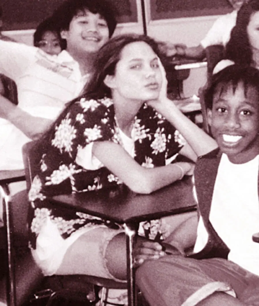 Азиаты и афроамериканцы еще со школьных лет окружали Джоли Впрочем уродство - фото 5