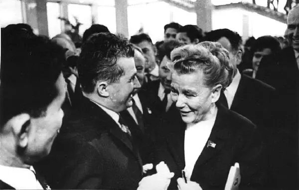 Министр культуры СССР Екатерина Фурцева беседует с делегатами XXIV съезда КПСС - фото 27
