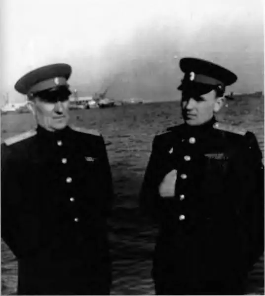 Каспийское море НГ Смирнов справа 1956 г апрель Баку Слева - фото 7