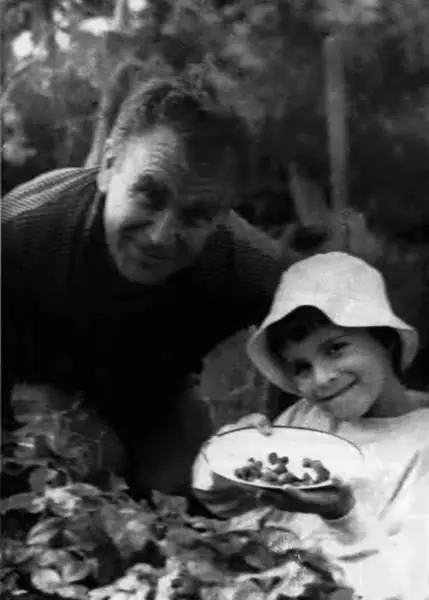 С внучкой ЕС Смирновой 1989 г лето Некоторые публикации НГ Смирнова - фото 15