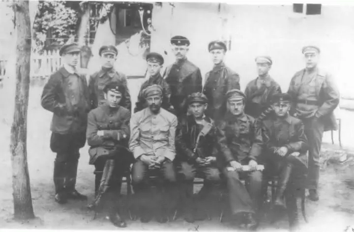 Солдаты радиотехнической роты отбывают на фронт Казань Июнь 1920 г Ежов в - фото 3