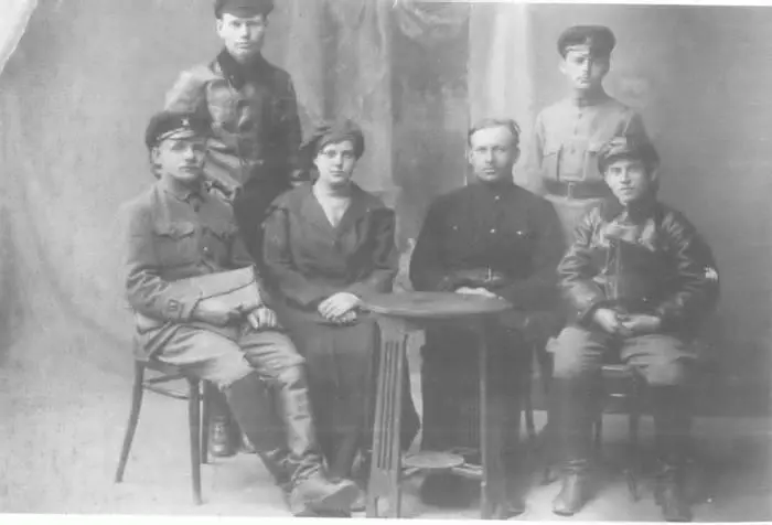 Ежов крайний справа Казань 1921 г РГАСПИ Митинг после возвращения - фото 4