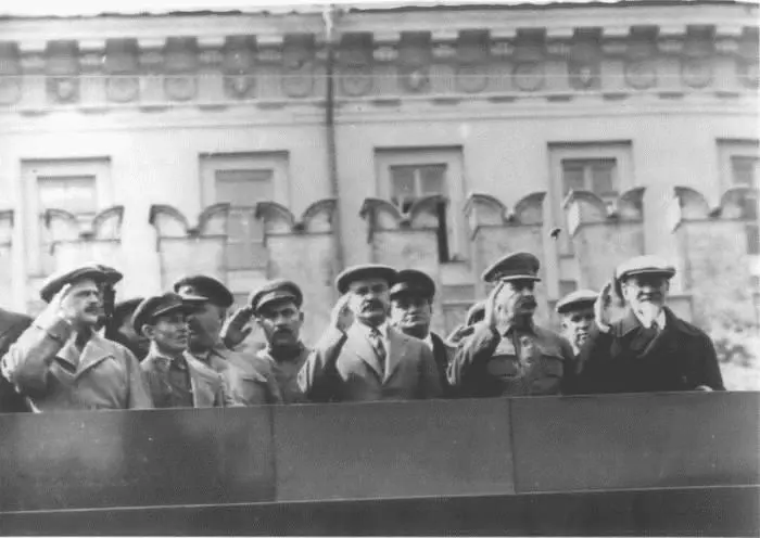 Руководители партии на трибуне Мавзолея Ленина 1 мая 1936 г Слева направо - фото 7
