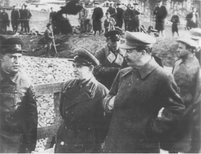 Сталин и Ежов осматривают сооружения канала МоскваВолга 22 апреля 1937 г - фото 11