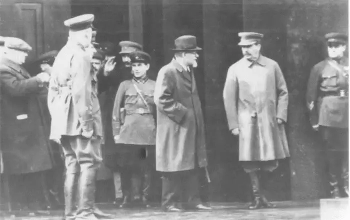 Ежов Калинин и Сталин у Мавзолея 1 мая 1937 г РГАКФД Калинин вручает - фото 12