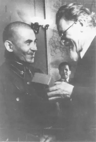 НИ Ежов Июль 1937 г Архив НИПЦ Мемориал Вручение ордена Ленина - фото 14