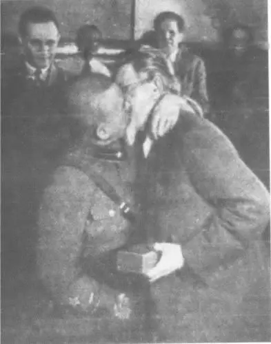 Вручение ордена Ленина Ежову 27 июля 1937 г Правда 1937 28 июля - фото 15