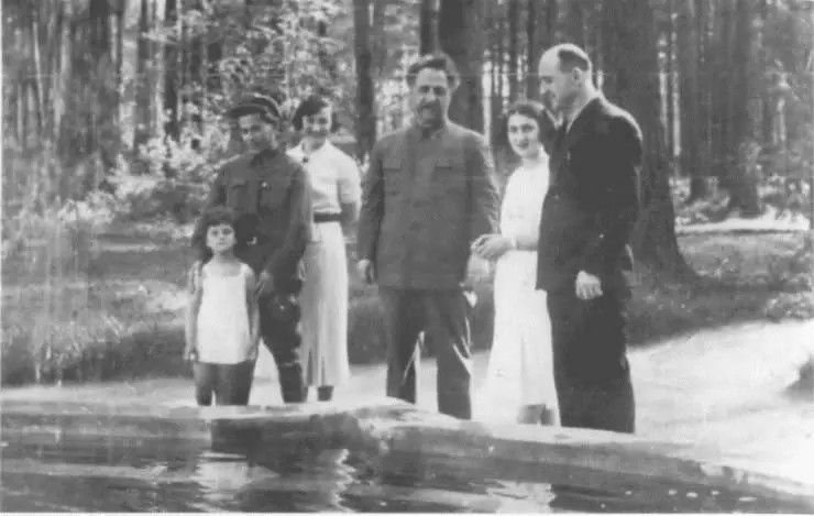 Ежов с семьей 1936 г Слева направо Наташа Ежова КИ Ежов ЕС Ежова С - фото 19