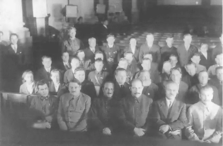 Первая сессия Верховного Совета СССР Январь 1938 г В первом ряду слева - фото 20
