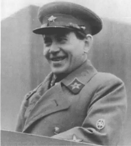 Незадолго до падения Ежов на трибуне Мавзолея Ленина 1 мая 1938 г Архив - фото 21