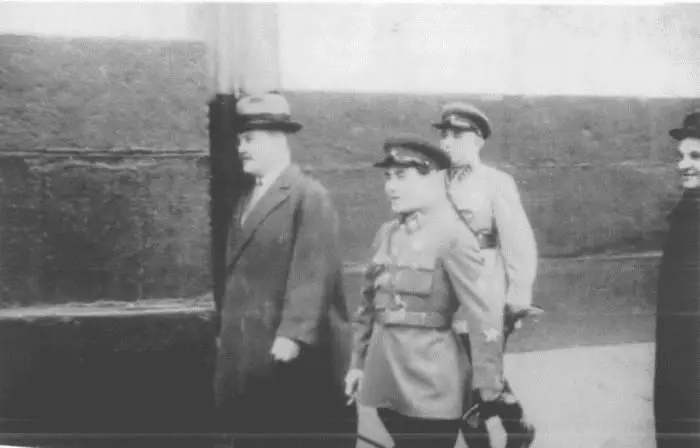 Молотов и Ежов по пути на Красную Площадь 1 мая 1938 г РГАКФД - фото 31