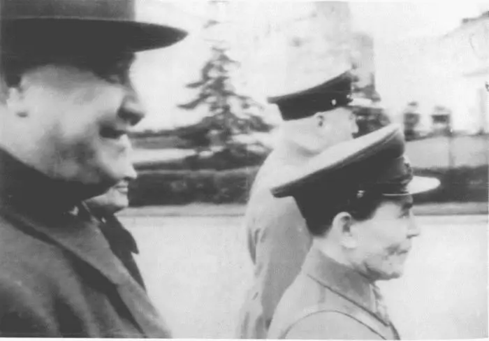 Димитров Ежов и Фриновский по пути на Красную Площадь 1 мая 1938 г РГАКФД - фото 33