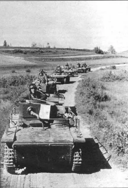 Подразделение танков Т37А на марше Впереди командирский Т37ТУ 1941 год - фото 38