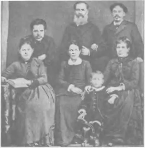 Семья Шапошниковых г Златоуст 1887 г Стоят слева направо дядя Бориса - фото 3