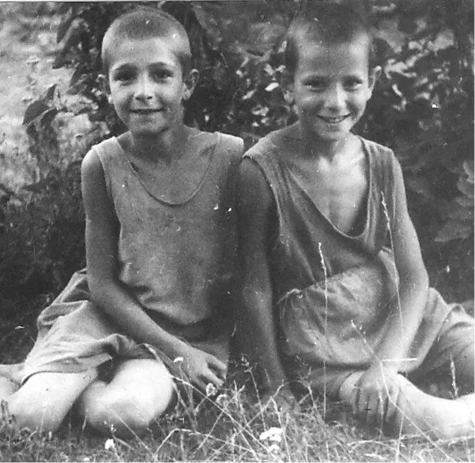 Эдик и Боря Штейнберги 1945 Эта фотография детей была отправлена Аркадию - фото 9
