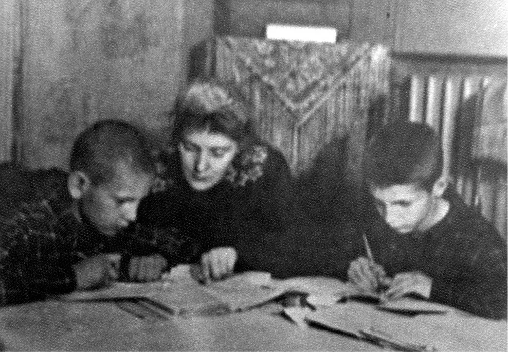 Боря Валентина Георгиевна и Эдик Штейнберги Москва 1946 Из архива ВГ - фото 10