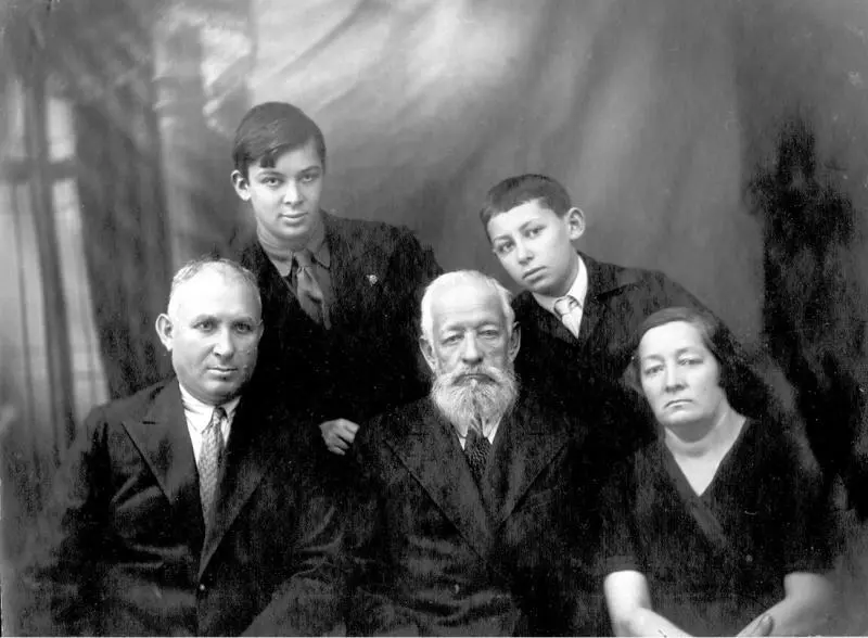 С дедушкой с материнской стороны родителями и старшим братом Мама Мария - фото 7