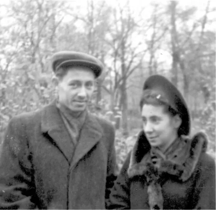 С женой Ниной Со школьными друзьями Владимиром Семеновичем Браиловским и Юрием - фото 10
