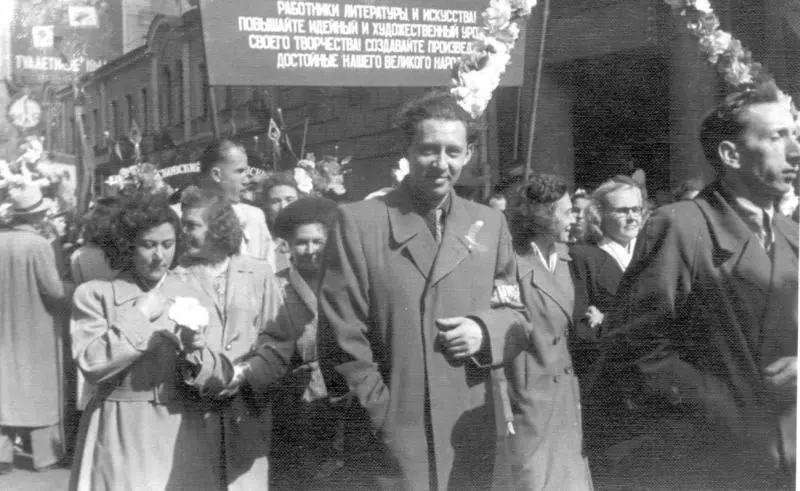 На демонстрации с коллегами из Искусства На отдыхе В издат - фото 14