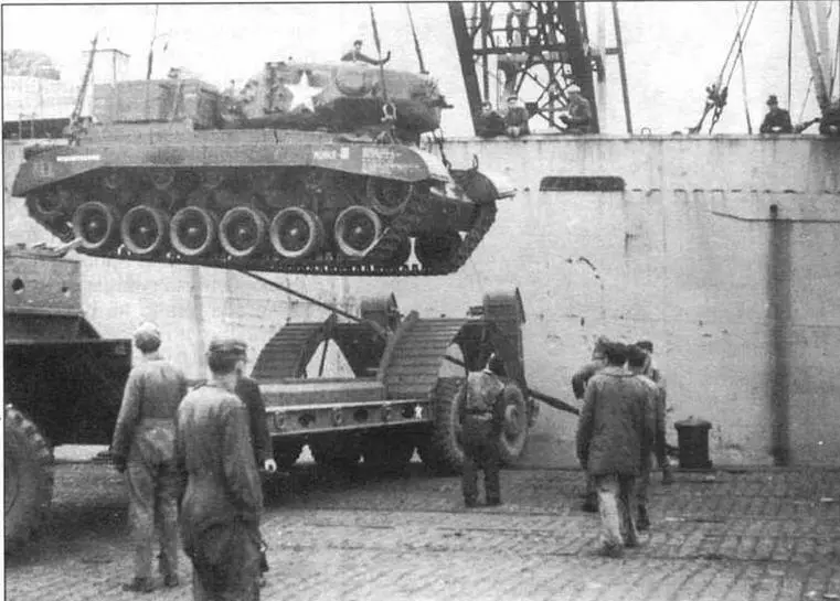 Танки М26 Першинг во время выгрузки в порту Антверпена Январь 1945 года - фото 37