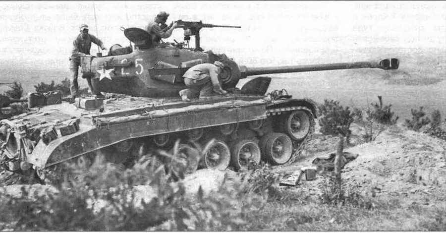 Командир тапка М26 ведет огонь из крупнокалиберного пулемета с позиции на - фото 41