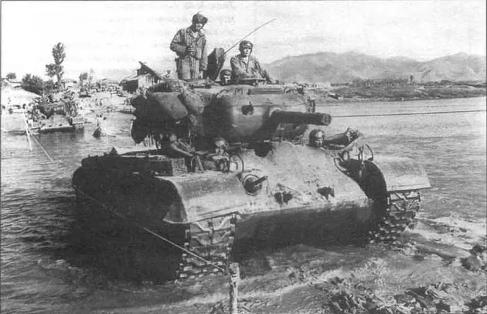 Танк М45 из состава 6го танкового батальона переходит вброд реку Нактонган - фото 43