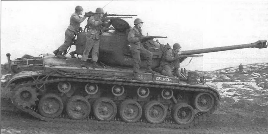 Танк М26 из 66го танкового батальона армии США во время тактических занятий - фото 48